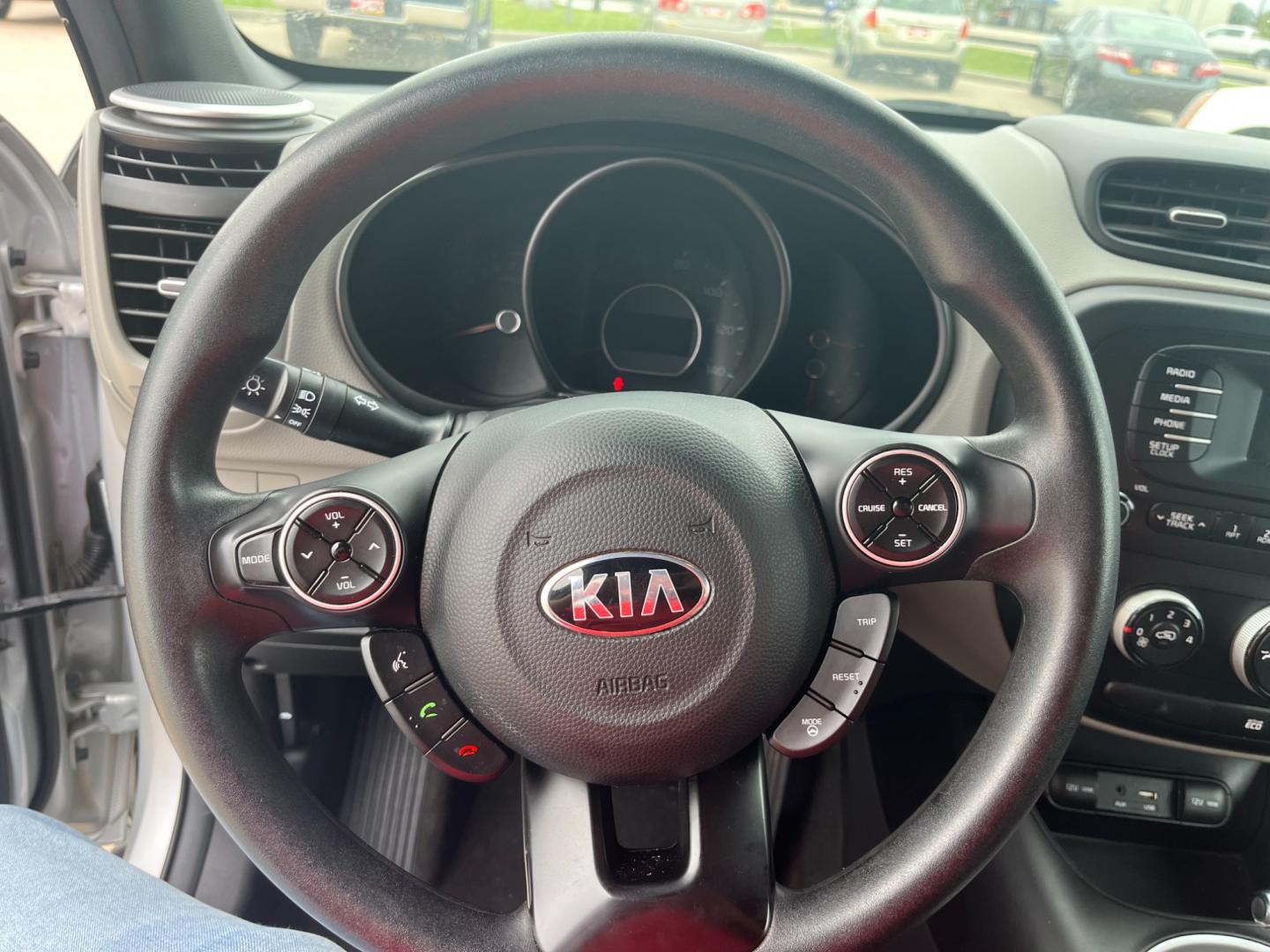 2016 SILVER /black Kia Soul Base 6A (KNDJN2A28G7) with an 1.6L L4 DOHC 16V engine, 6A transmission, located at 14700 Tomball Parkway 249, Houston, TX, 77086, (281) 444-2200, 29.928619, -95.504074 - Photo#16